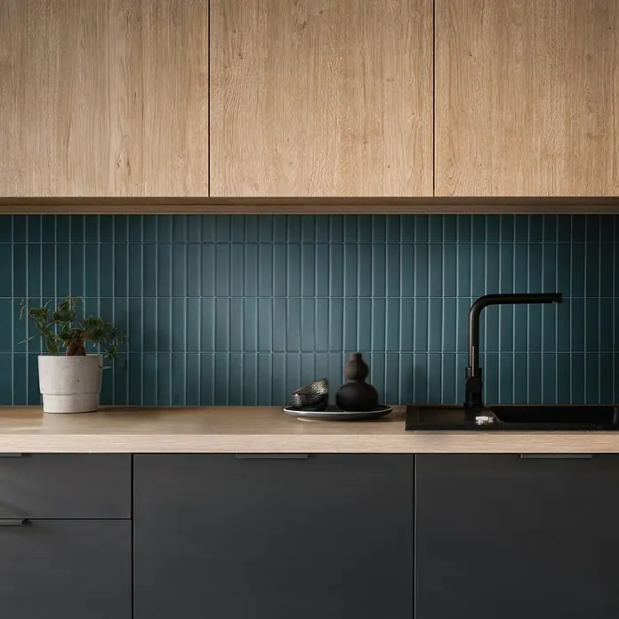 Smart Tiles Selbstklebemosaik Morocco - 29,02 x 22,86 cm, Azla, Matt - Nahaufnahme einer modernen Küche mit Spüle, Armatur, Pflanze und stilvoller Dekoration auf einer hellen Arbeitsplatte.