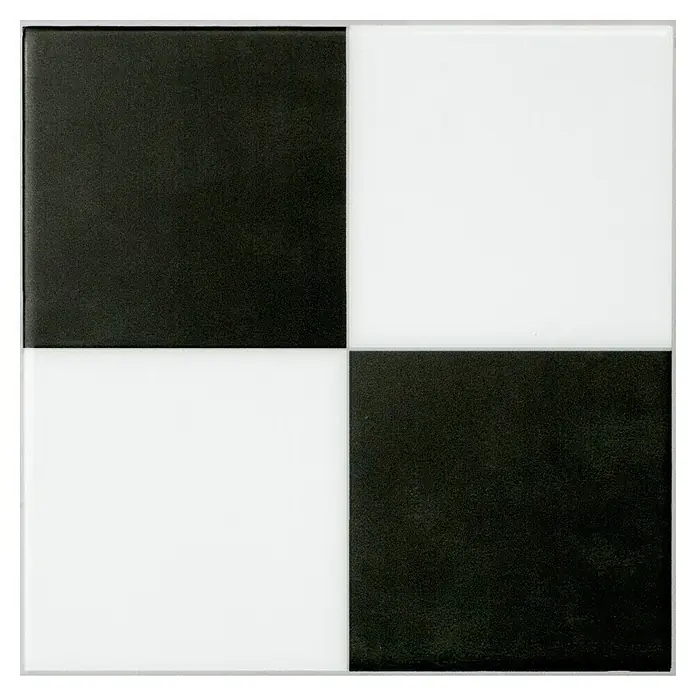 Smart Tiles Selbstklebemosaik Betera - 19,69 x 19,69 cm, Paris, Matt - Nahaufnahme eines Schachbrettmusters mit schwarzen und weißen Quadraten, ideal für Wand- oder Bodendesign.