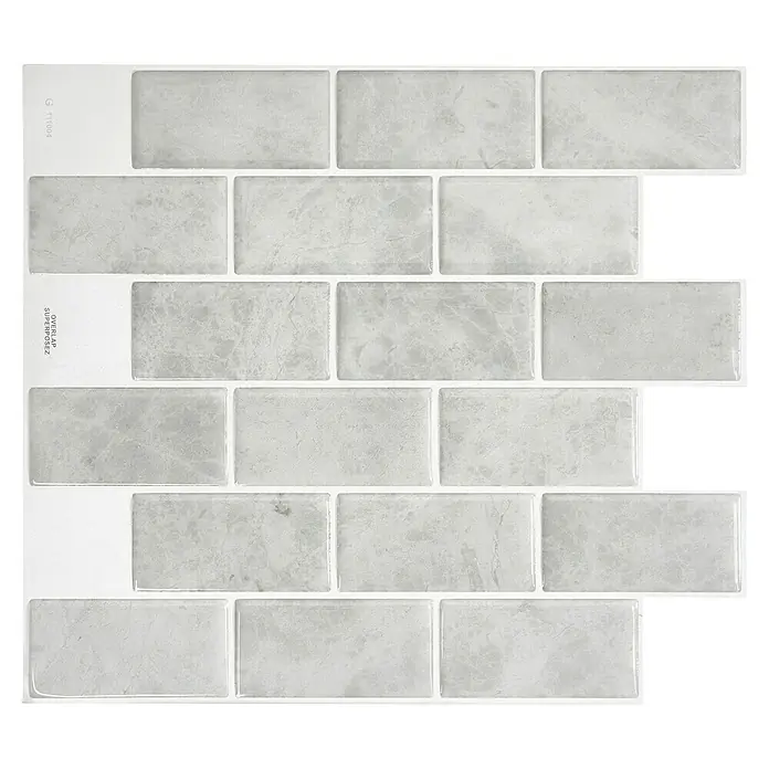 Smart Tiles Selbstklebemosaik Subway - 27,81 x 24,64 cm, Fondi, Glänzend - Eine Nahaufnahme von einem Blatt mit ablösbaren und aufklebbaren Fliesen in einem hellen Marmor-Subway-Fliesen-Design.