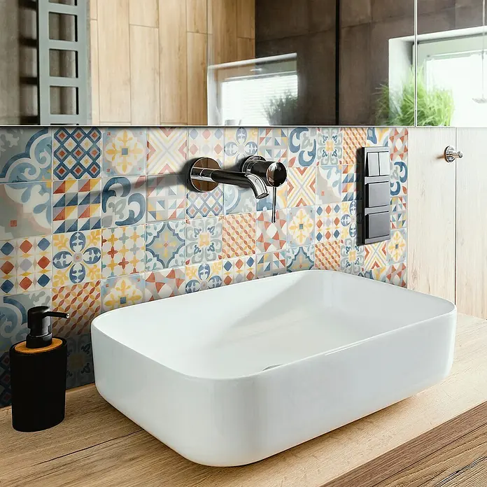 Smart Tiles Selbstklebemosaik Vintage - 22,86 x 22,86 cm, Almada, Glänzend - Elegantes Badezimmerwaschbecken mit auffälligen Fliesen und Armaturen, die eine stilvolle und moderne Badezimmeratmosphäre schaffen.