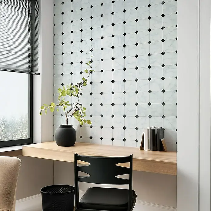 Smart Tiles Selbstklebemosaik Betera - 19,69 x 19,69 cm, Blanco, Glänzend - Nahaufnahme eines Raumes mit einem stilvollen Schreibtisch, Marmorfliesenwand und dekorativen Elementen, die eine elegante Arbeitsatmosphäre schaffen.