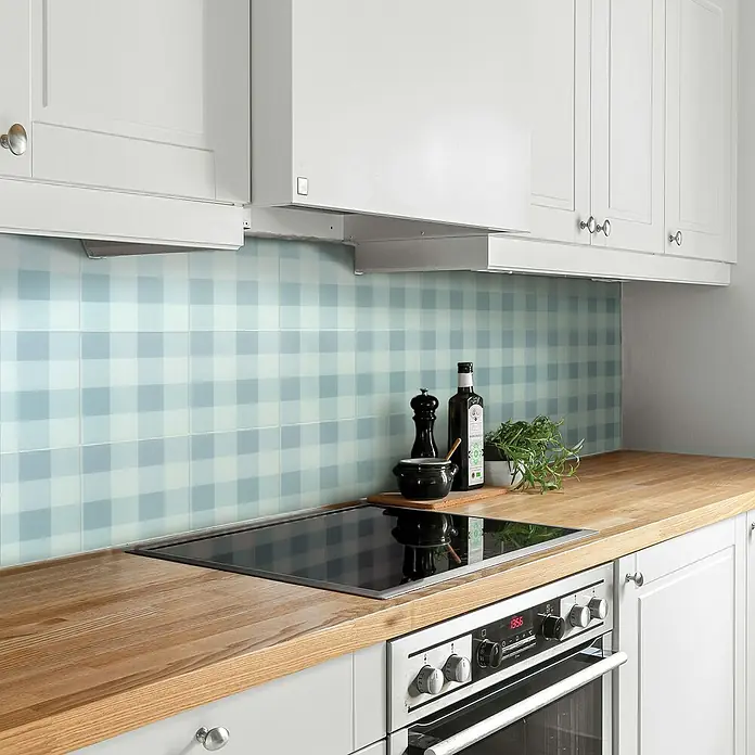 Smart Tiles Selbstklebemosaik Damier - 19,69 x 19,69 cm, Vichy, Matt - Einbauküche mit Holzarbeitsplatte und kariertem Fliesenspiegel. Dunstabzugshaube und Küchenutensilien auf der Arbeitsfläche.