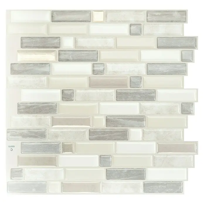 Smart Tiles Selbstklebemosaik Crescendo - 24,69 x 23,77 cm, Ciotta, Glänzend - Nahaufnahme einer selbstklebenden Rückwandfliese mit rechteckigen grauen, beigen und weißen Elementen für ein elegantes Fliesendesign.