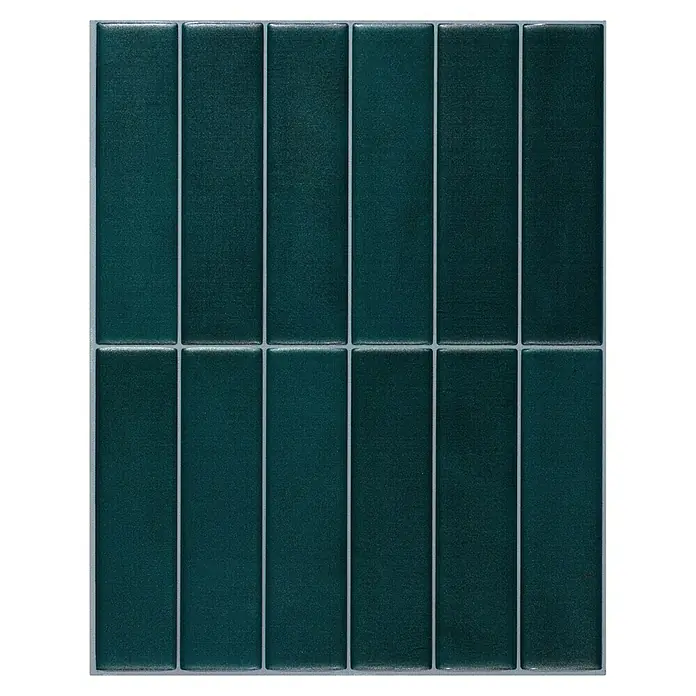 Smart Tiles Selbstklebemosaik Morocco - 29,02 x 22,86 cm, Azla, Matt - Nahaufnahme einer Anordnung von länglichen, smaragdgrünen Keramikfliesen mit hellgrauen Fugenlinien und einem dunklen Hintergrund für einen modernen Look.