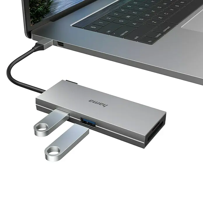 Hama USB-Hub 00200110 - USB A-Stecker, USB C-Stecker - Ein silberner Hama USB-Hub ist an einen Laptop angeschlossen, mit zwei eingesteckten USB-Sticks. Perfekt für mehr Anschlüsse.