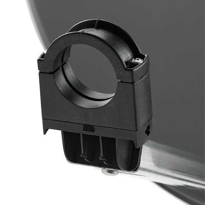 Hama Satelliten-Antenne 00121780 - Durchmesser: 80 cm - Nahaufnahme einer schwarzen Rohrschelle, die an einem silbernen Rohr befestigt ist. Ideal zur Befestigung von Zubehör an Rohren.