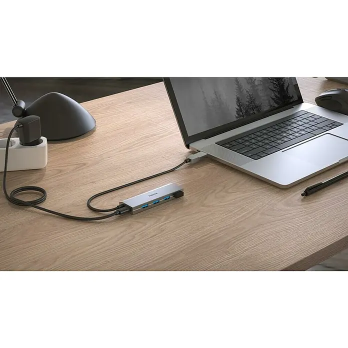 Hama USB-Hub 00200138 - USB A-Stecker, USB C-Stecker - USB-Hub von Hama, verbunden mit einem Laptop auf einem Schreibtisch. Praktisch für zusätzliche Anschlüsse.
