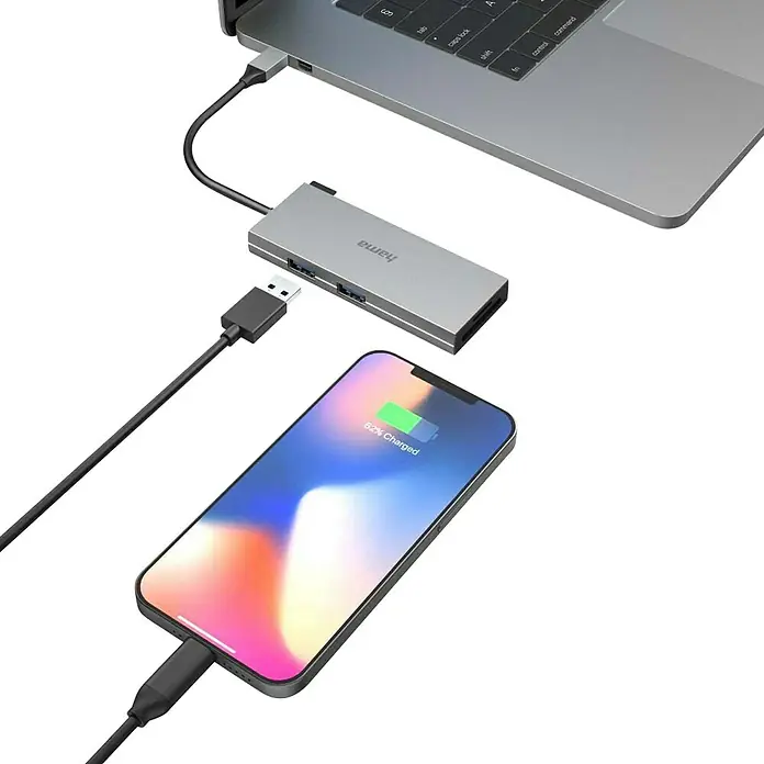 Hama USB-Hub 00200110 - USB A-Stecker, USB C-Stecker - Ein Hama USB-Hub verbindet ein Laptop und ein Handy über Kabel, wobei das Handy bei 62 % Ladung angezeigt wird.