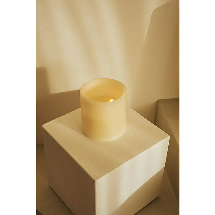 New Garden Lámpara de sobremesa LED redonda Vela Dolo - 0,18 W, Ø x Al: 15 x 15 cm, Blanco, Blanco cálido - Vela decorativa color marfil sobre un cubo blanco. Iluminación ambiental para horas acogedoras con luz suave.