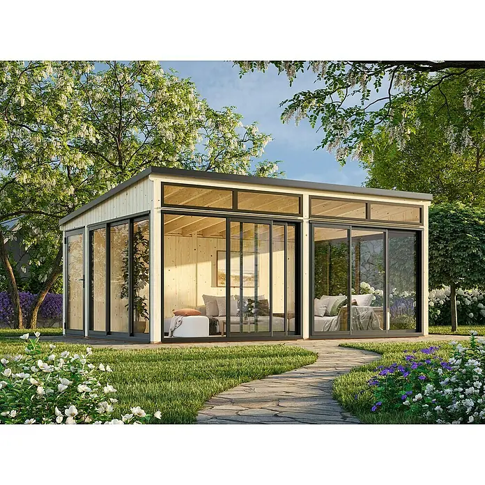 Palmako Caseta de jardín Saga Slide Plus - L x An: 420 x 582 cm, Natural, Doble acristalamiento de 24 mm, Puerta de una hoja - Moderna sala de estar de jardín con grandes puertas correderas de cristal e interior de madera clara, en un jardín exuberante.