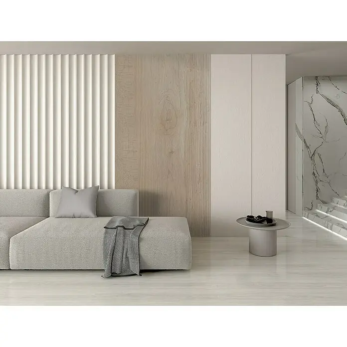 Panel de pared SPC Tree Wall - Marrón, 1.250 x 600 mm - Salón moderno con sofá beige, mesa pequeña y diseño de pared elegante que crea un ambiente sofisticado y acogedor.