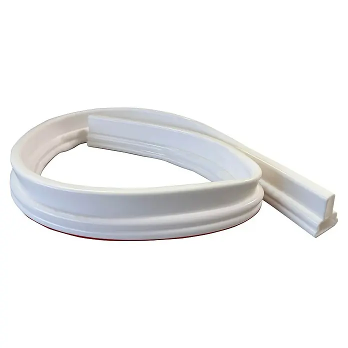 Perfil de sellado - 1,5 m x 38 mm x 28 mm, Blanco, PVC - Primer plano de una barrera de agua para ducha flexible blanca con un respaldo autoadhesivo diseñado para contener el agua dentro del área de la ducha.