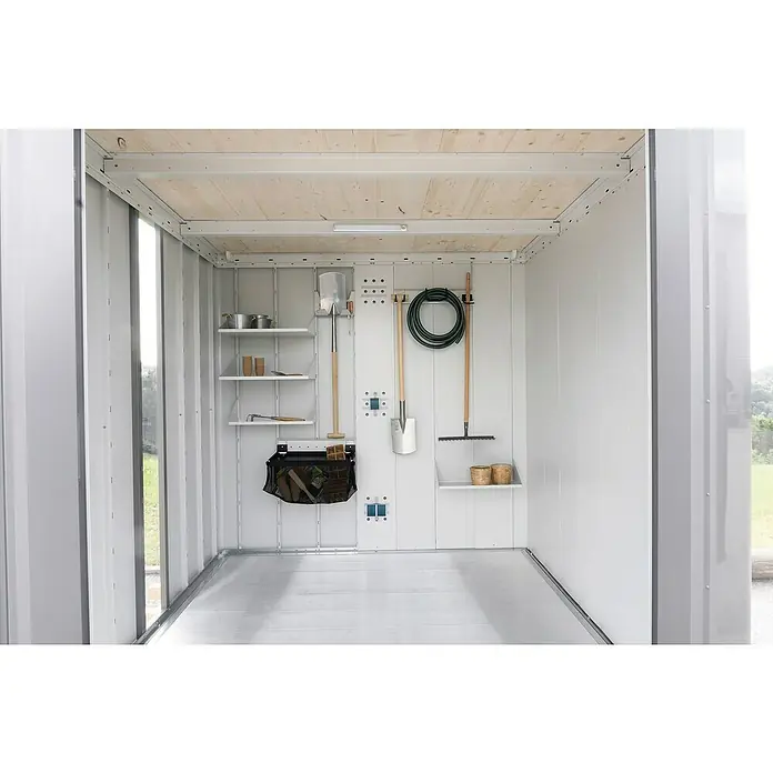 Biohort Neo Gerätehaus 1B - Außenmaß inkl. Dachüberstand (B x T): 236 x 180 cm, Stahl, Silber Metallic, Einzeltür - Aufnahme des Innenraums eines Lagerschuppens, der mit Regalen und Werkzeugen zur Aufbewahrung ausgestattet ist und eine Holzdecke hat.