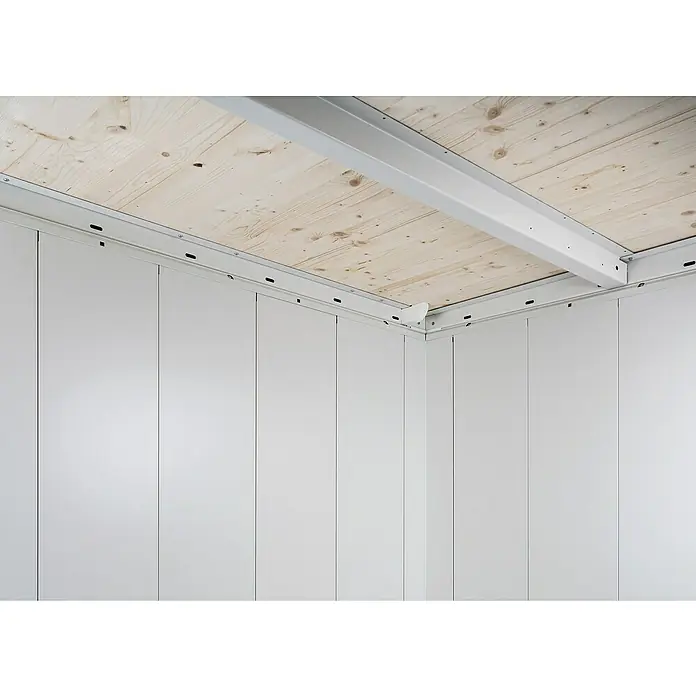 Biohort Neo Gerätehaus 1B - Außenmaß inkl. Dachüberstand (B x T): 236 x 180 cm, Stahl, Silber Metallic, Einzeltür - Detailaufnahme einer weißen Holzwand mit Deckenbalken. Die Konstruktion ist hell und modern, ideal für Innenräume.