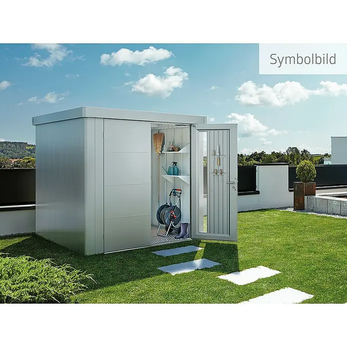 Biohort Neo Gerätehaus 1B - Außenmaß inkl. Dachüberstand (B x T): 236 x 180 cm, Stahl, Silber Metallic, Doppeltür - Abbildung eines Metall-Gartenschuppens mit geöffneter Tür, der Gartengeräte und Zubehör im Freien zeigt.