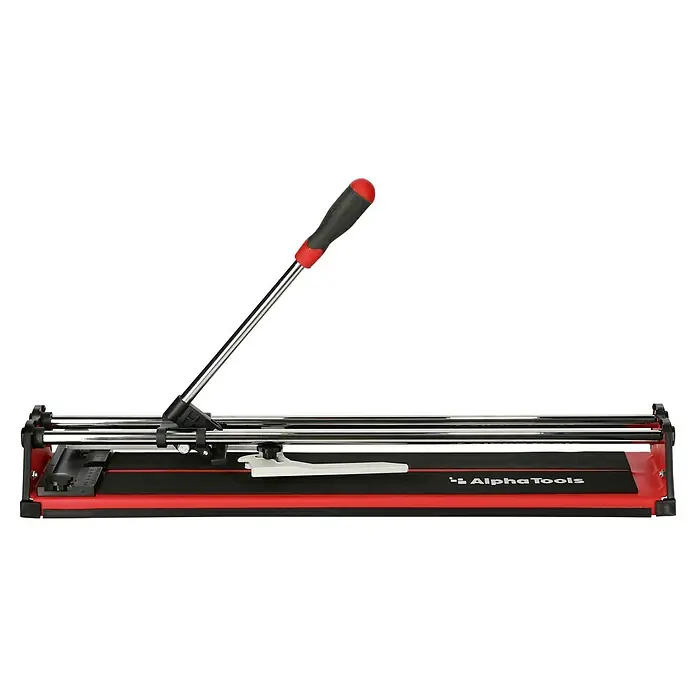 Alpha Tools Cortador manual de azulejos - Longitud de corte máx.: 600 mm, Espesor máx. de azulejo: 12 mm - Esta imagen muestra un cortador de azulejos Alpha Tools, destacando su base roja y las barras de guía cromadas para cortes precisos.