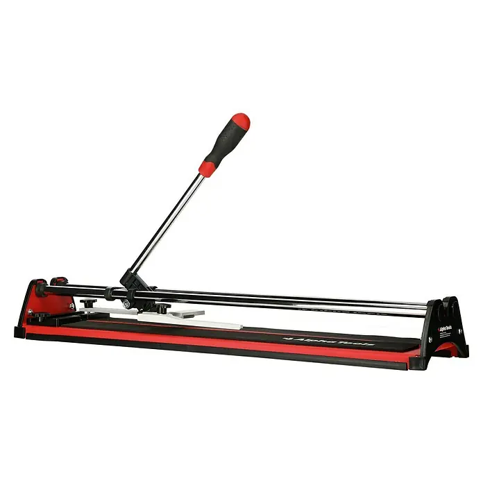 Alpha Tools Cortador manual de azulejos - Longitud de corte máx.: 600 mm, Espesor máx. de azulejo: 12 mm - Imagen de un cortador de azulejos Alpha Tools, una herramienta utilizada para cortar azulejos con precisión, con mango rojo y base negra.