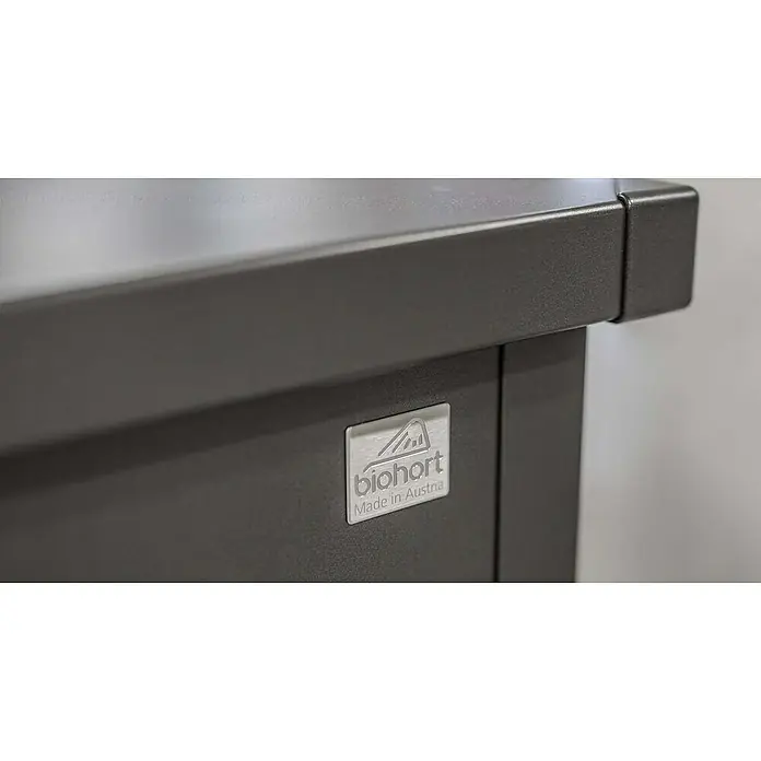 Biohort FreizeitBox Gartenbox 180 - L x B x H: 181 x 79 x 71 cm, Dunkelgrau Metallic, Stahl - Nahaufnahme eines Biohort-Produkts mit dem Firmenlogo, das für Qualität und österreichische Herstellung steht.