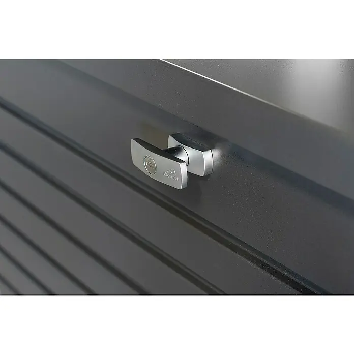 Biohort FreizeitBox Gartenbox 180 - L x B x H: 181 x 79 x 71 cm, Dunkelgrau Metallic, Stahl - Nahaufnahme eines abschließbaren Metallgriffs an einer grauen Metallbox, der Sicherheit und Funktionalität vereint.