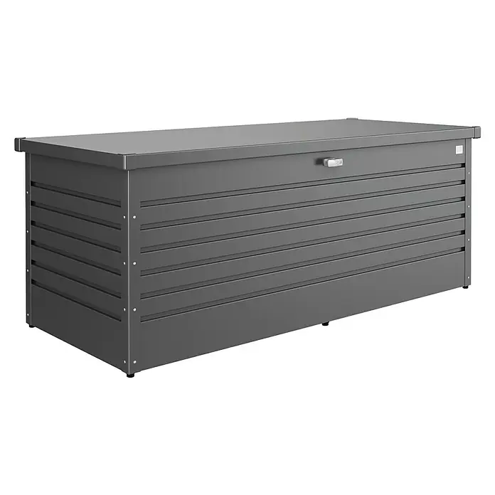 Biohort FreizeitBox Gartenbox 180 - L x B x H: 181 x 79 x 71 cm, Dunkelgrau Metallic, Stahl - Das Bild zeigt eine moderne, graue Gerätebox mit horizontalen Lamellen und einem Schloss, ideal für die Gartenaufbewahrung.