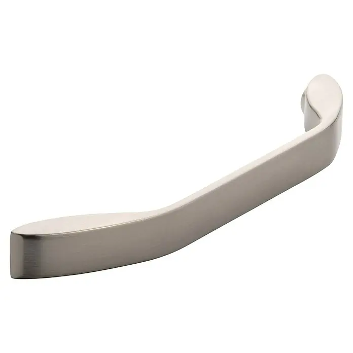 Siro Möbelgriff - Typ Möbelgriff: Bügel, Sonstige, Vernickelt, B x L: 15 x 177 mm - Nahaufnahme eines gebogenen Schrankgriffs aus gebürstetem Nickel, der ein elegantes und modernes Design für Möbelbeschläge aufweist.