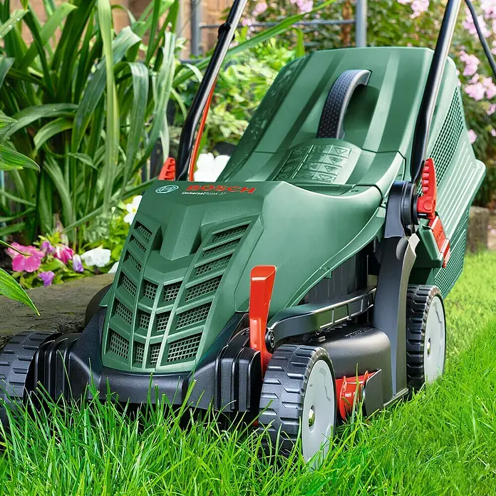 Bosch Universal Elektro-Rasenmäher UniversalRotak 37-570 - 1.400 W, Schnittbreite: 37 cm - Das Bild zeigt einen grünen Bosch-Rasenmäher im Gras. Das Gerät ist sauber und scheint neu zu sein. Der Rasenmäher steht auf einem gepflegten Rasen.