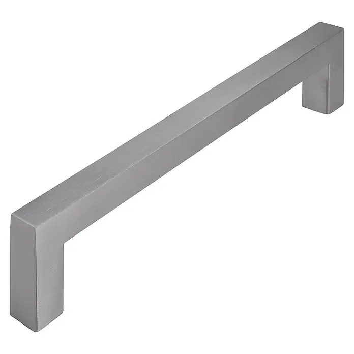 Siro Möbelgriff - Typ Möbelgriff: Bügel, Sonstige, Sonstige, Länge: 172 mm, Rechteckig - Nahaufnahme eines modernen, silberfarbenen Handtuchhalters mit klaren Linien und minimalistischem Design vor schwarzem Hintergrund.