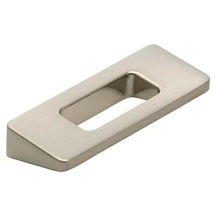 Siro Möbelknopf - Typ Möbelgriff: Knopf, Sonstige, Sonstige, Silber, Breite: 10 mm - Nahaufnahme eines modernen, rechteckigen Schranksgriff aus gebürstetem Nickel mit einer Aussparung in der Mitte. Ideal für moderne Möbel.