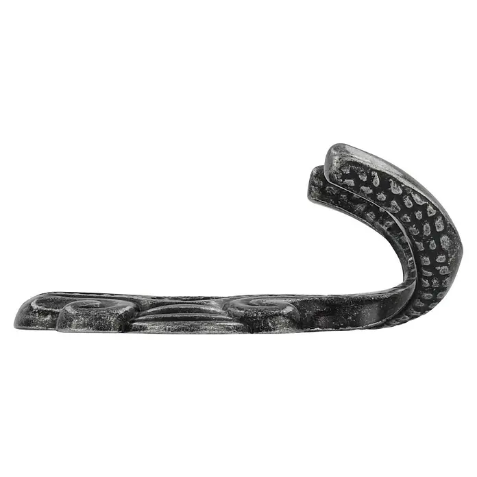 Siro Garderobenhaken 431/ZN8 - L x B x H: 61 x 65 x 28 mm, Anzahl Haken: 1 Stk., Eisen - Antik - Nahaufnahme eines detailreichen, antiken Mantelhaken aus dunklem Metall mit verzierten Elementen, ideal für stilvolle Garderoben.
