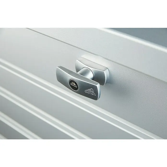 Biohort FreizeitBox Gartenbox 130 - L x B x H: 134 x 62 x 71 cm, Silber Metallic, Stahl - Nahaufnahme eines abschließbaren Drehgriffes an einem Rollladenschrank, Marke blokart, in Silber. Detailaufnahme der Verriegelung.