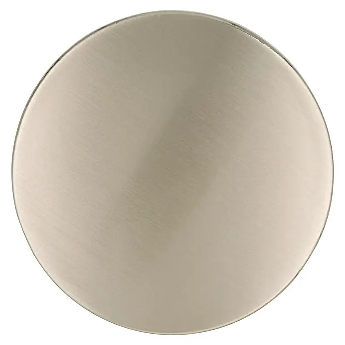 Siro Möbelknopf - Typ Möbelgriff: Knopf, Sonstige, Vernickelt, Silber, Durchmesser: 30 mm - Nahaufnahme einer runden, gebürsteten Nickel-Armatur, die ein elegantes und modernes Design mit subtilen horizontalen Mustern aufweist.