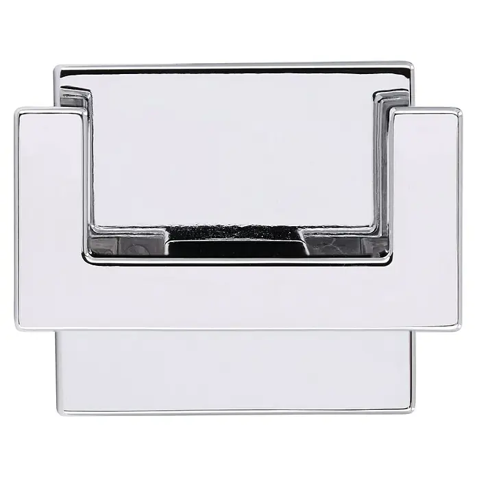 Siro Garderobenhaken 2331/ZN1KV1S - L x B x H: 60 x 50 x 38 mm, Anzahl Haken: 1 Stk., Verchromt poliert - Nahaufnahme eines glänzenden, rechteckigen Möbelgriffs aus Chrom mit klaren Linien und reflektierender Oberfläche.