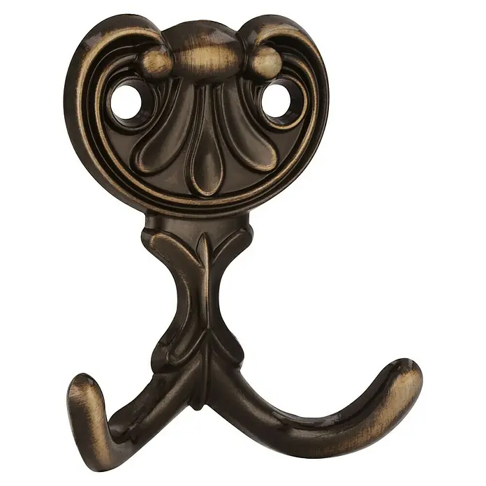 Siro Garderobenhaken - L x B x H: 56 x 66 x 20 mm, Anzahl Haken: 2 Stk., Messing antik - Nahaufnahme eines antiken Kleiderhakens aus Bronze mit floralen Verzierungen und zwei Haken für Mäntel oder Hüte.