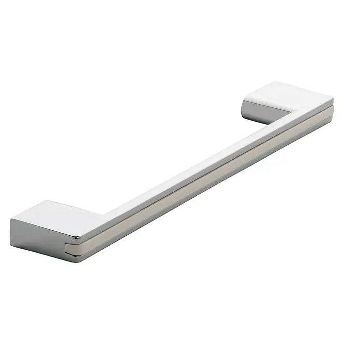 Siro Möbelgriff - Typ Möbelgriff: Bügel, Sonstige, Verchromt, Breite: 10 mm - Nahaufnahme eines eleganten, länglichen Möbelgriffs mit silberfarbenen Akzenten auf einem schwarzen Hintergrund.