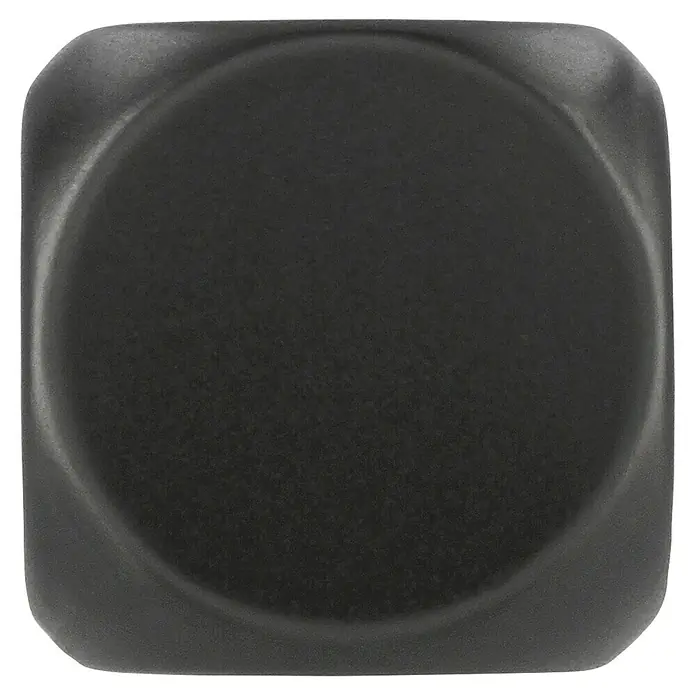 Siro Möbelknopf - Typ Möbelgriff: Knopf, L x B x H: 10 x 10 x 22 mm, Stahl, Schwarz - Nahaufnahme einer schwarzen quadratischen Kappe mit abgerundeten Ecken und einer kreisförmigen Vertiefung in der Mitte.