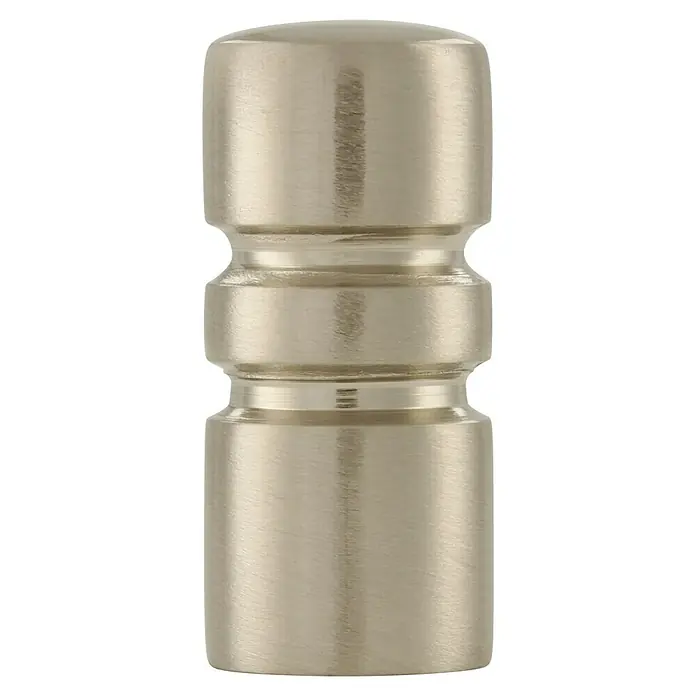 Siro Möbelknopf - Typ Möbelgriff: Knopf, Durchmesser: 12 mm, Silber, Stahl - Nahaufnahme eines stilvollen, gebürsteten Nickel-Lampenzapfens mit einem einzigartigen, dreiteiligen Design, das Eleganz und Raffinesse ausstrahlt.