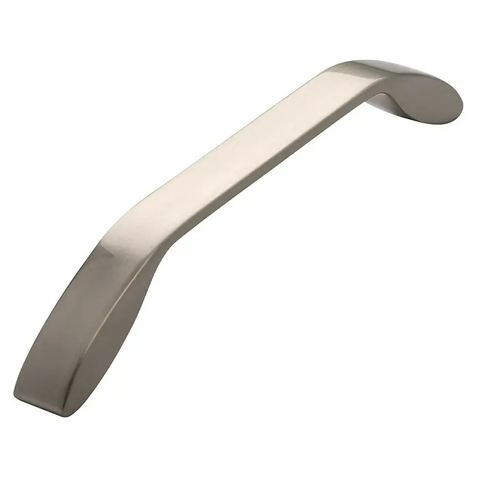 Siro Möbelgriff - Typ Möbelgriff: Bügel, Sonstige, Vernickelt, B x L: 15 x 177 mm - Nahaufnahme eines gebogenen, silbernen Möbelgriffs mit elegantem Design vor einem schwarzen Hintergrund.