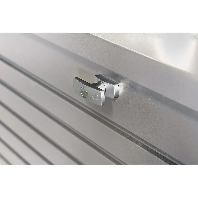 Biohort FreizeitBox Gartenbox 130 - L x B x H: 134 x 62 x 71 cm, Quarzgrau, Stahl - Detailaufnahme eines abschließbaren Garagentorgriffs aus Metall, der Sicherheit und Funktionalität vereint.