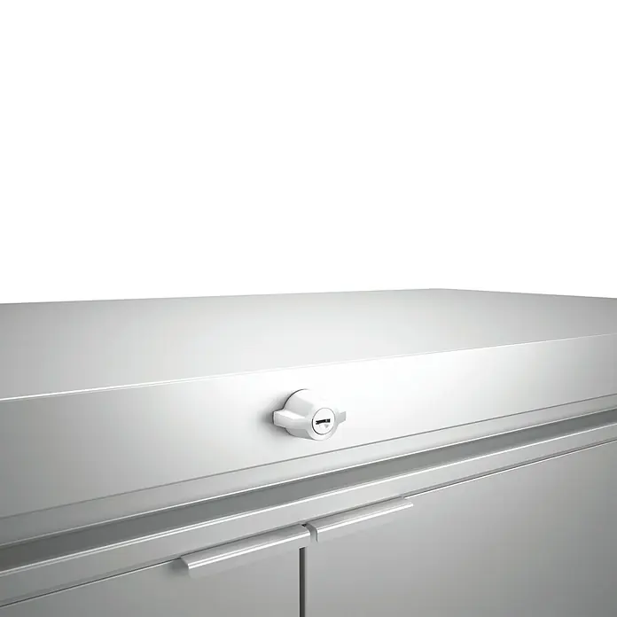 Biohort HighBoard Garten-Aufbewahrungsbox Highboard 160 - L x B x H: 1,6 x 0,7 x 1,18 m, Quarzgrau Metallic, Stahl - Detailaufnahme eines verschlossenen, weißen Metallschranks mit Griffen. Das Schloss ist gut sichtbar.