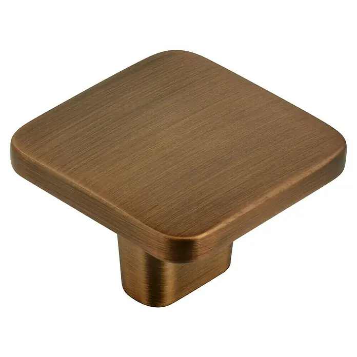 Siro Möbelknopf - Typ Möbelgriff: Knopf, Sonstige, Sonstige, Goldgelb, Länge: 33 mm - Nahaufnahme eines quadratischen Möbelknaufs in gebürstetem Bronze-Finish, ideal für Schränke und Schubladen.