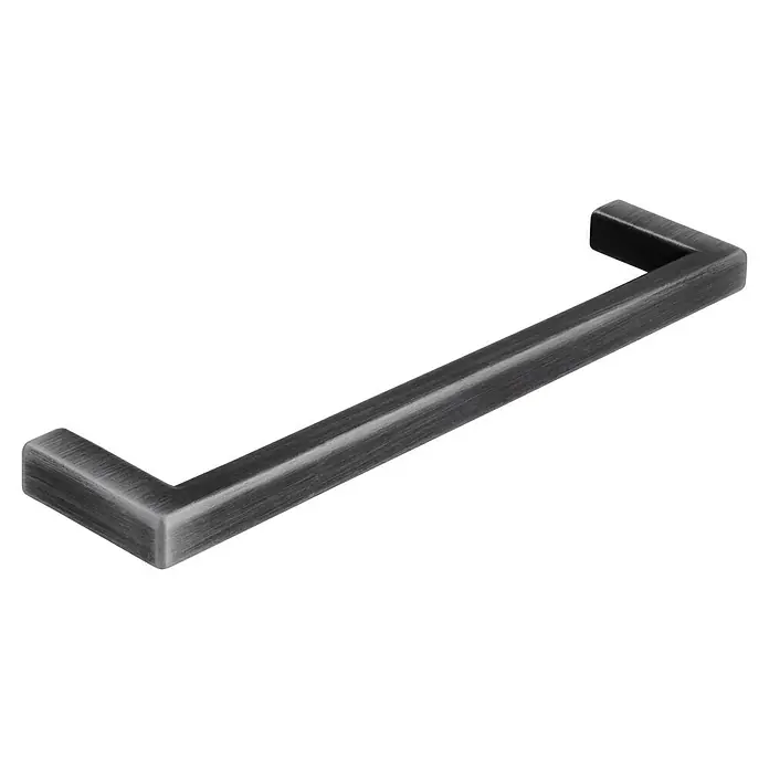 Siro Möbelgriff - Typ Möbelgriff: Bügel, L x B: 136 x 8 mm, Anthrazit, Material Möbelgriff: Stahl - Nahaufnahme eines gebürsteten Nickel-Schrankgriffs mit geraden Linien und einem modernen Design.