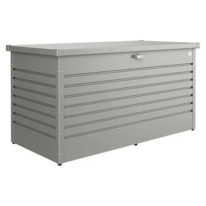 Biohort FreizeitBox Gartenbox 160 - L x B x H: 160 x 79 x 83 cm, Quarzgrau, Stahl - Ein geräumiger, silberfarbener Geräteschrank zur Aufbewahrung von Gartengeräten und Werkzeugen. Der Schrank bietet viel Stauraum.