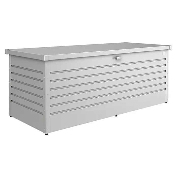 Biohort FreizeitBox Gartenbox 180 - L x B x H: 181 x 79 x 71 cm, Silber Metallic, Stahl - Bild einer silbergrauen Biohort-Aufbewahrungsbox mit horizontalen Lamellen und einem Schloss. Sie bietet praktische Aufbewahrung für den Außenbereich.