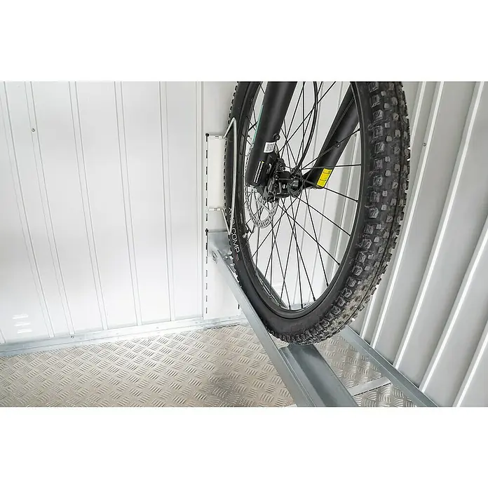 Biohort MiniGarage Fahrradhängeschiene MG GR. L - Silber-metallic, Passend für: Biohort MiniGarage Fahrradagarge L - Nahaufnahme eines Fahrradständers mit Vorderrad eines Mountainbikes. Die Konstruktion ist stabil und für Fahrräder konzipiert.
