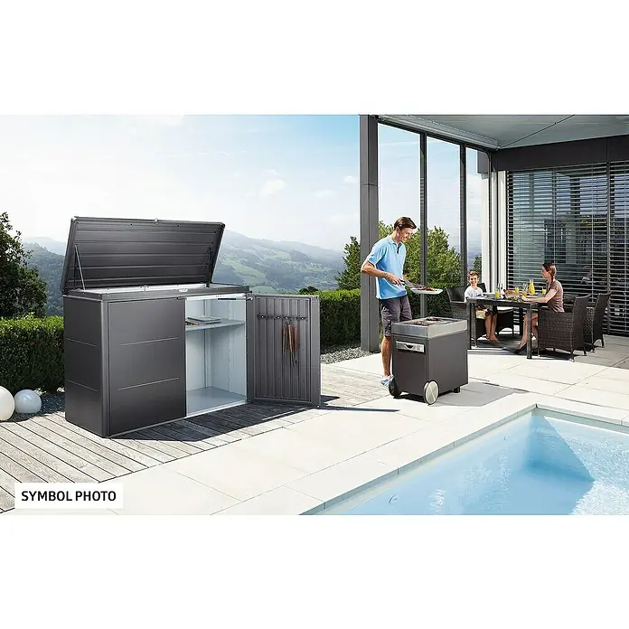 Biohort HighBoard Garten-Aufbewahrungsbox HighBoard 160 - L x B x H: 1,6 x 0,7 x 1,18 m, Dunkelgrau Metallic, Stahl - Das Bild zeigt eine moderne, graue Gerätebox im Außenbereich neben einem Grill, ideal zur Aufbewahrung von Gartenzubehör und Grillutensilien.
