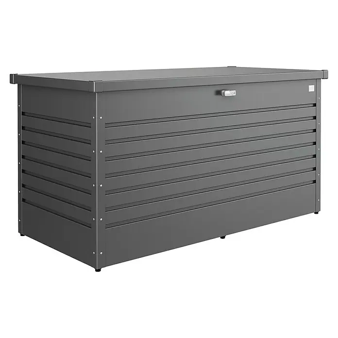 Biohort FreizeitBox Gartenbox 160 - L x B x H: 160 x 79 x 83 cm, Dunkelgrau Metallic, Stahl - Das Bild zeigt eine moderne, anthrazitfarbene Gartenbox mit horizontalen Linien und einem Schloss. Die Box ist ideal für die Aufbewahrung im Außenbereich.