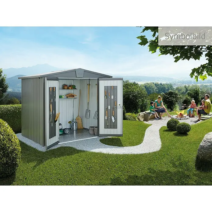 Biohort Europa Gerätehaus Gr. 3 - Außenbreite inkl. Dachüberstand: 244 cm, Außentiefe inkl. Dachüberstand: 156 cm, Stahl, Quarzgrau - Geräumiger Metall-Gartenschuppen mit geöffneten Türen, Werkzeugen und Blick auf eine Familie am Lagerfeuer.