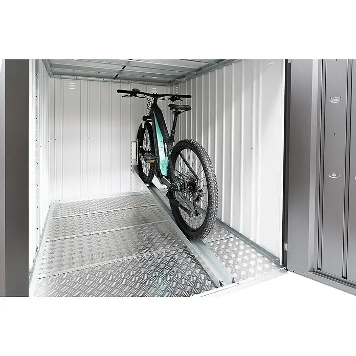 Biohort MiniGarage Fahrradhängeschiene MG GR. L - Silber-metallic, Passend für: Biohort MiniGarage Fahrradagarge L - Ein modernes Fahrrad steht auf einer Rampe in einem Metallgartenhaus, das zusätzlichen Stauraum bietet.