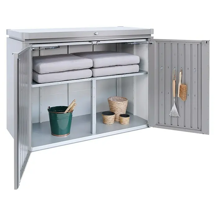 Biohort HighBoard Garten-Aufbewahrungsbox Highboard 160 - L x B x H: 1,6 x 0,7 x 1,18 m, Quarzgrau Metallic, Stahl - Diese Abbildung zeigt eine vielseitige Aufbewahrungstruhe, die mit Regalen und nützlichen Aufbewahrungslösungen für den Innen- und Außenbereich ausgestattet ist.