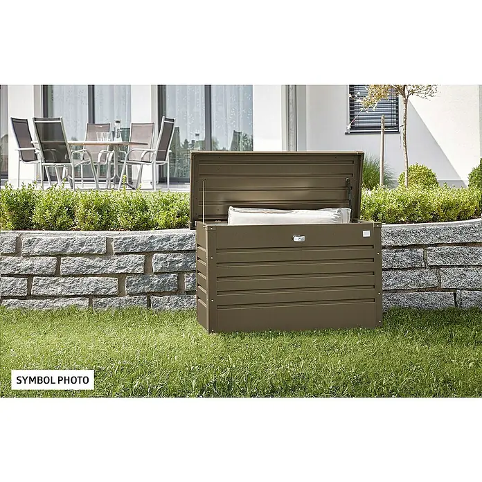 Biohort FreizeitBox Gartenbox 130 - L x B x H: 134 x 62 x 71 cm, Bronze-Metallic, Stahl - Eine geöffnete, wetterfeste Gartenbox in Braun steht auf einer grünen Rasenfläche vor einer Steinmauer und bietet Stauraum für Gartenutensilien.